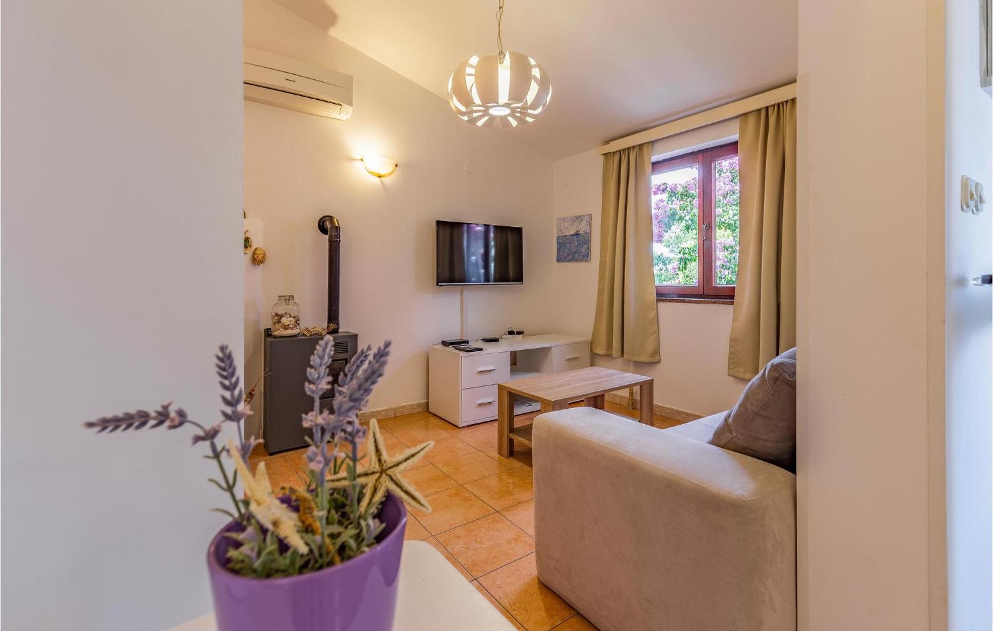 2 Bedroom Beautiful Apartment In Premantura Exteriör bild